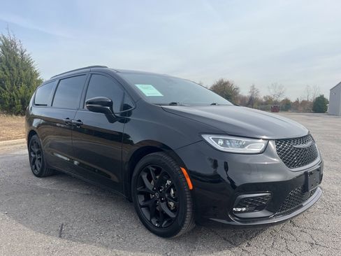 Used 2025 Chrysler Pacifica Limited image 3