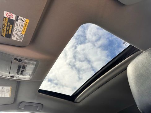 Used 2017 Toyota Highlander SE w/ Carpet Mat Package image 23