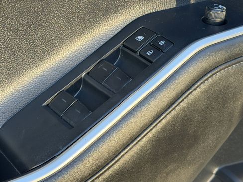 Used 2023 Toyota Highlander XLE image 18