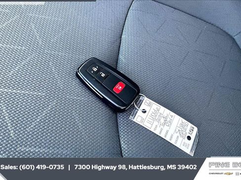 Used 2024 Toyota RAV4 XLE AWD/4WD image 9