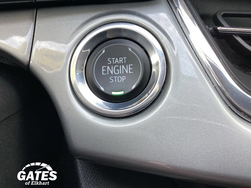 Used 2025 Chevrolet Trax LT w/ LT Convenience Package FWD image 24