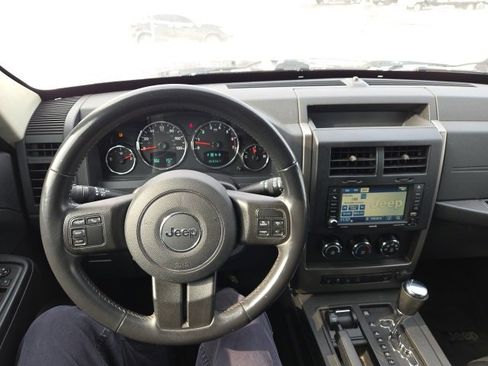 Used 2012 Jeep Liberty Sport image 2