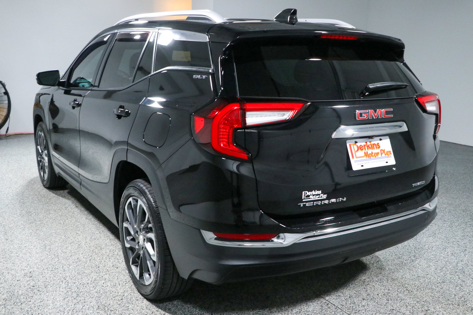 Used 2022 GMC Terrain SLT w/ LPO, Floor Liner Package AWD/4WD image 9