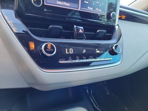 Used 2022 Toyota Corolla LE FWD image 29