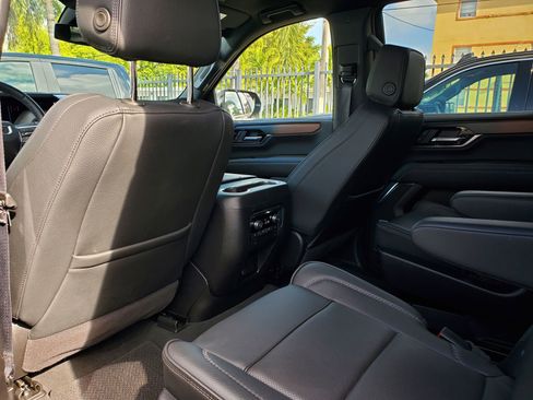 Used 2025 GMC Yukon Denali RWD image 12
