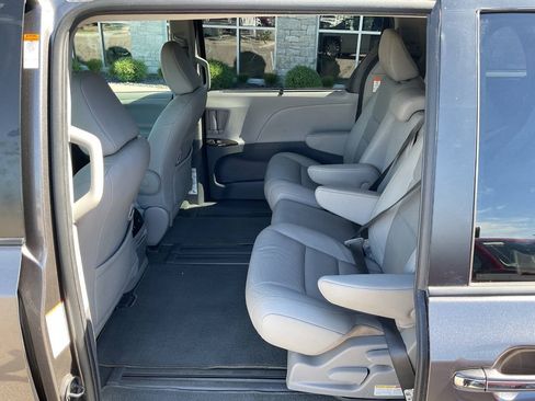 Used 2020 Toyota Sienna XLE Premium w/ Carpet Mat Package FWD image 31