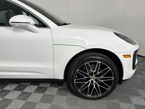 Certified 2025 Porsche Macan image 11