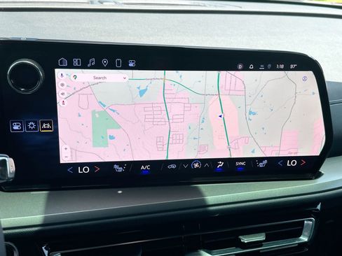 Used 2025 Chevrolet Traverse LT image 18