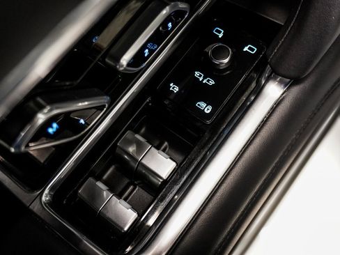 Used 2023 Land Rover Range Rover SE image 40