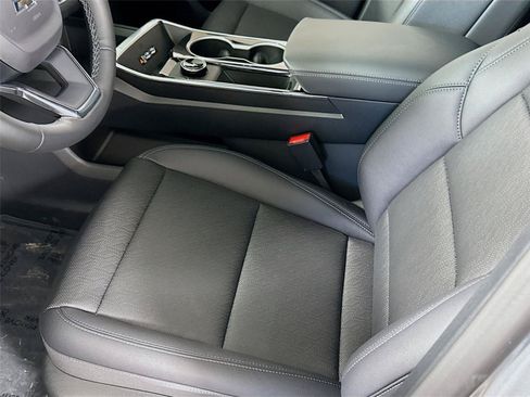 New 2026 Chevrolet Equinox LT w/ Convenience Package II AWD/4WD image 13
