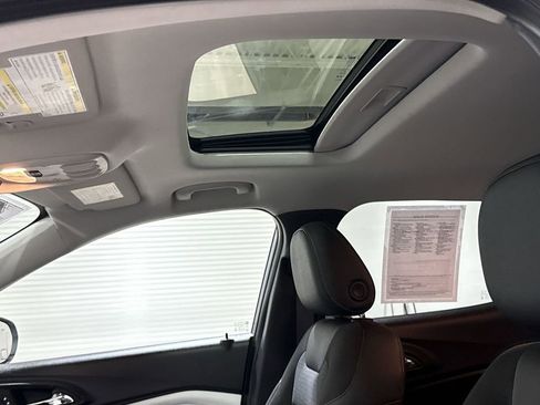 Used 2024 Chevrolet Trax LT w/ Sunroof Package image 19