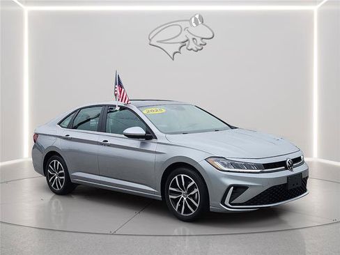 Used 2025 Volkswagen Jetta SE FWD image 3