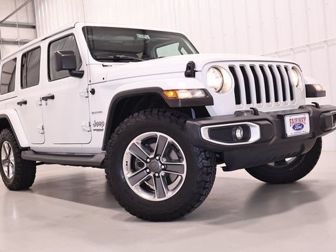 Used 2019 Jeep Wrangler Unlimited Sahara w/ Uconnect 4C Nav & Sound Group AWD/4WD image 32
