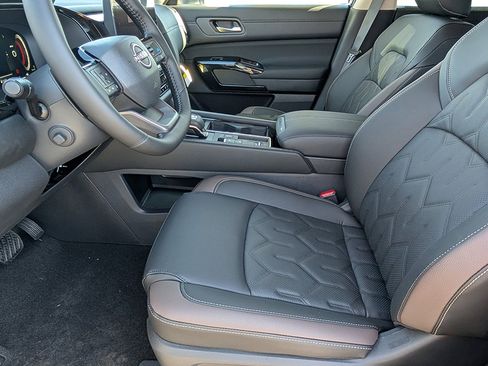 New 2026 Nissan Pathfinder Platinum w/ Accent Package FWD image 10