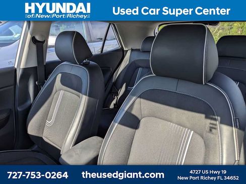 Used 2022 Hyundai Venue Limited FWD image 3