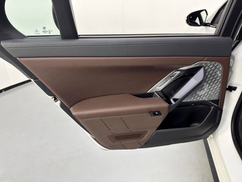 Used 2023 BMW i7 xDrive60 w/ Executive Package 2 image 53