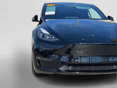 Used 2024 Tesla Model Y Performance image 11