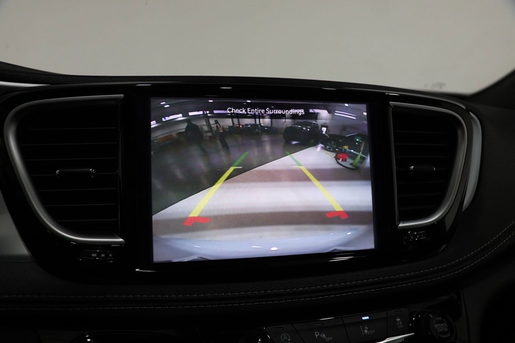 Used 2025 Chrysler Pacifica Limited FWD image 24
