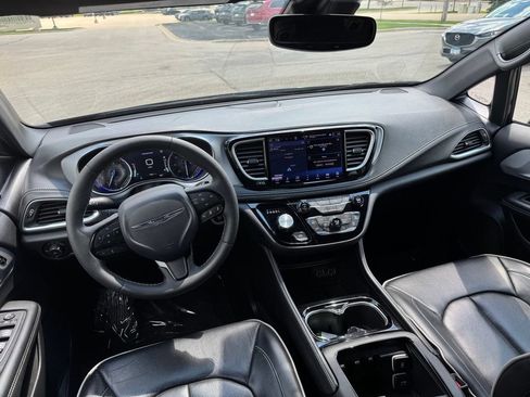 Used 2025 Chrysler Pacifica Limited FWD image 5