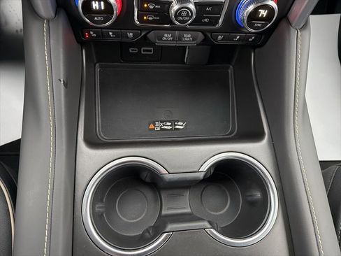Used 2024 GMC Yukon SLT w/ SLT Luxury Package image 35