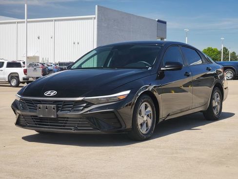 Used 2025 Hyundai Elantra SE FWD image 3
