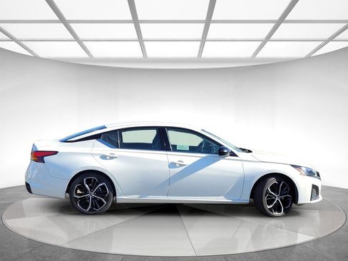 Used 2023 Nissan Altima 2.5 SR image 2