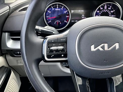 Used 2022 Kia Carnival LX image 22