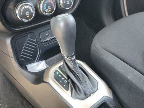 Used 2015 Jeep Renegade Latitude FWD image 28