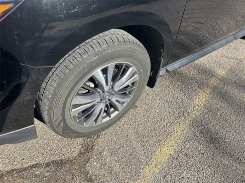 Used 2019 Nissan Pathfinder S image 12