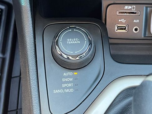 Used 2016 Jeep Cherokee Latitude AWD/4WD image 27