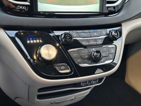 Used 2023 Chrysler Pacifica Touring-L image 35