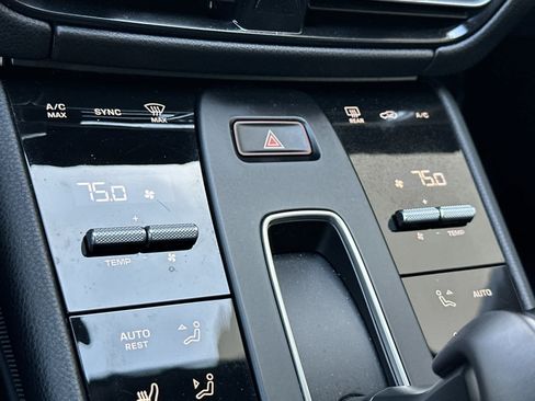 Certified 2025 Porsche Macan AWD/4WD image 23