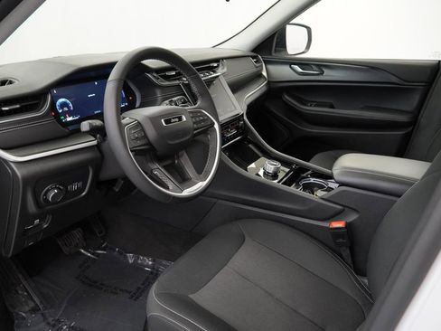 Used 2023 Jeep Grand Cherokee Laredo w/ Luxury Tech Group I AWD/4WD image 17