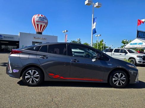 Used 2017 Toyota Prius Prime Advanced FWD image 7