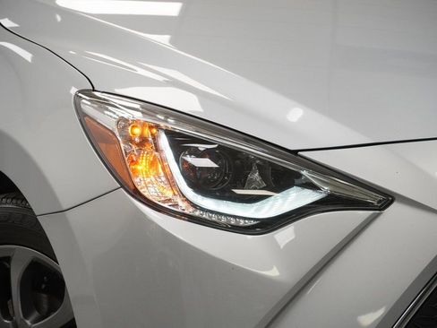 Used 2020 Toyota Yaris XLE image 6