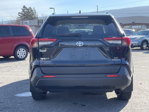 Used 2019 Toyota RAV4 LE image 4