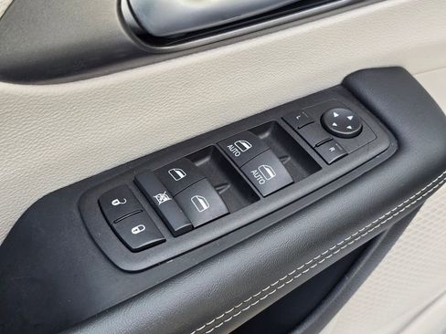 Used 2024 Chrysler Pacifica Touring-L image 22