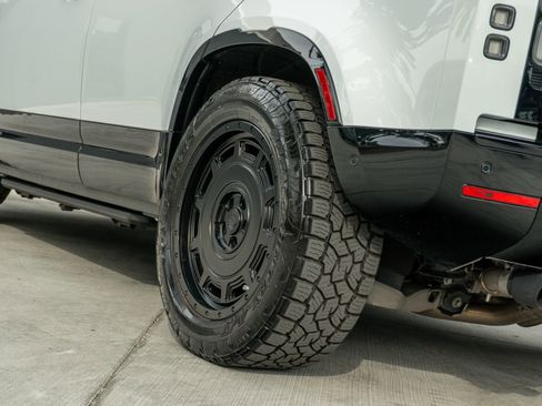 Used 2023 Land Rover Defender 110 image 39