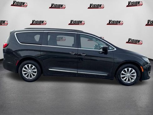 Used 2017 Chrysler Pacifica Touring-L image 4