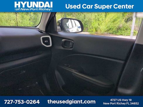 Used 2024 Hyundai Venue Limited FWD image 18