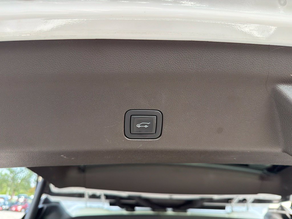 Used 2024 Chevrolet Suburban LT RWD image 14