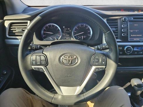 Used 2019 Toyota Highlander SE image 18
