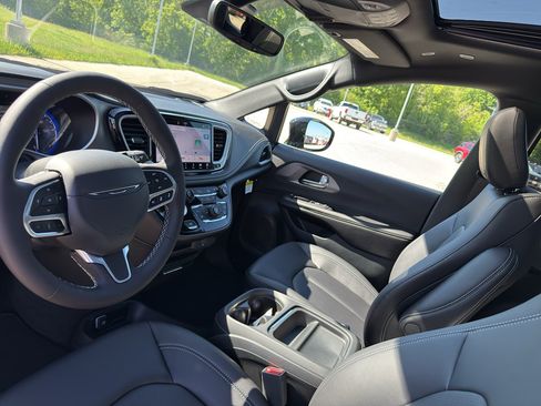 New 2027 Chrysler Pacifica Select AWD/4WD image 26