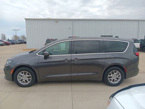 Used 2023 Chrysler Pacifica Touring-L image 8