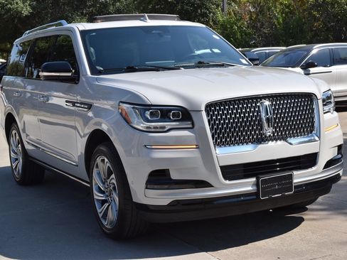 Certified 2024 Lincoln Navigator Premiere AWD/4WD image 4