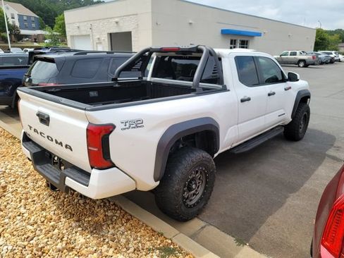 Used 2024 Toyota Tacoma TRD Off-Road AWD/4WD image 5