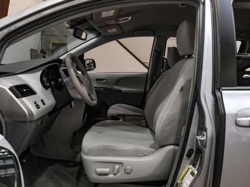 Used 2012 Toyota Sienna LE FWD image 4