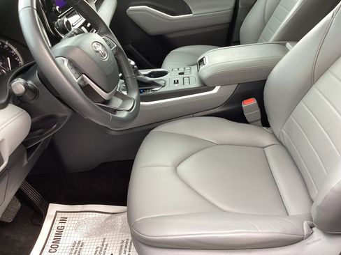 Certified 2023 Toyota Highlander XLE image 27