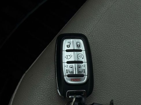 Used 2021 Chrysler Pacifica Touring-L FWD image 33