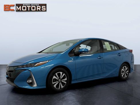 Used 2019 Toyota Prius Prime Advanced w/ Carpet Mat Package FWD image 2